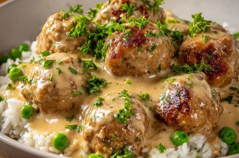 Cremige Fleischbällchen mit Erbsenreis