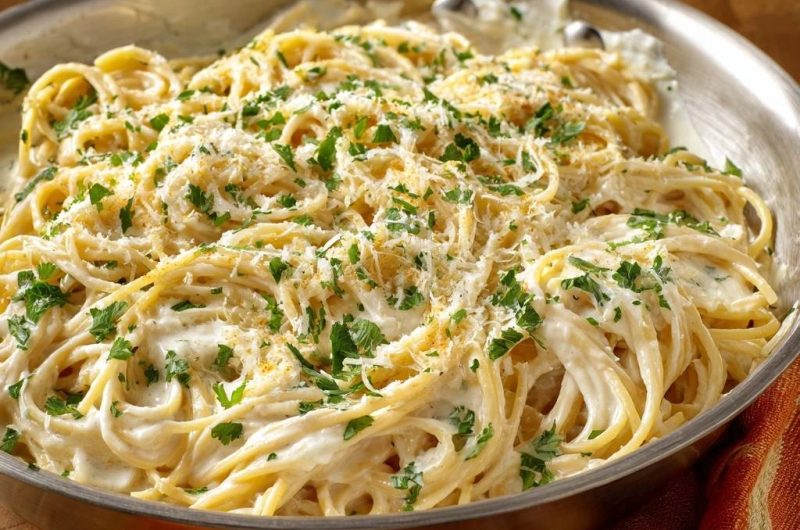 Cremige Linguine mit Parmesan und Petersilie