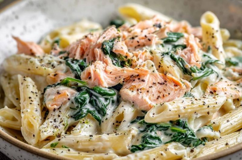 Cremige Penne mit Spinat und Räucherlachs