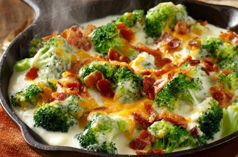 Cremiger Brokkoli-Käse-Auflauf mit Speck