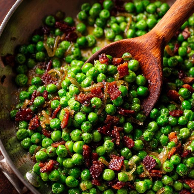 Knackige Erbsen mit Speck und Zwiebeln – Rezept
