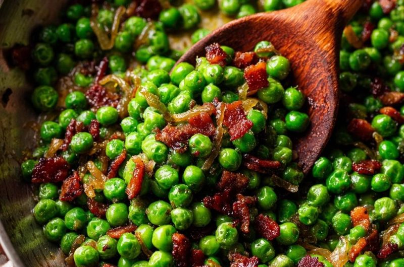 Knackige Erbsen mit Speck und Zwiebeln