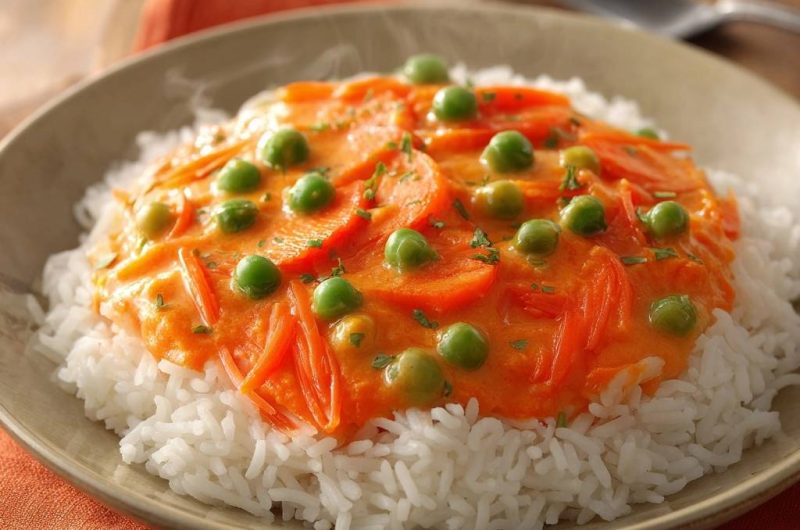 Knackiges Karotten-Erbsen-Curry auf Reis