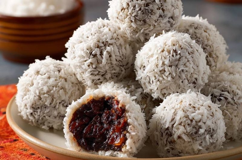 Kokos-Klebreis-Bällchen mit Dattel-Füllung (Nie wieder reißende Hülle!)