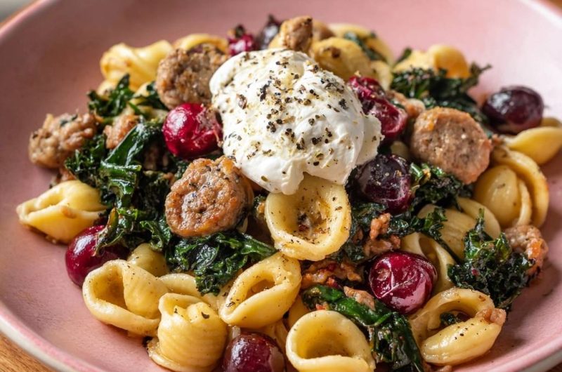 Orecchiette mit Wurst, Grünkohl, Kirschen und Burrata