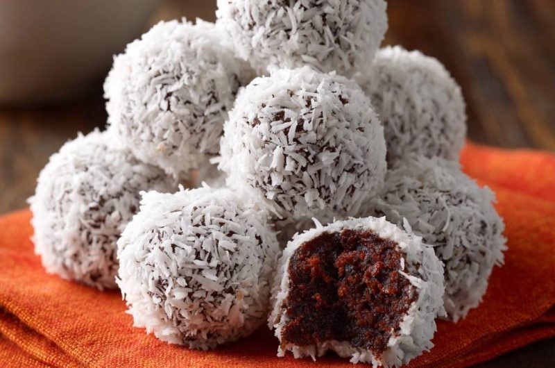 Saftige Kokos-Dattel-Bällchen