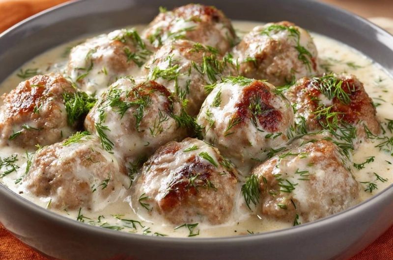 Schwedische Fleischbällchen in cremiger Dill-Sahne