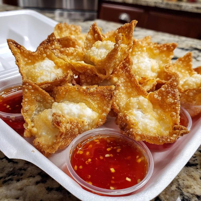 Knusprige Käse-Wontons mit Sweet-Chili-Dip serviert in einem Takeaway-Behälter, serviert mit süß-saurem Chili-Dip zum Eintunken.