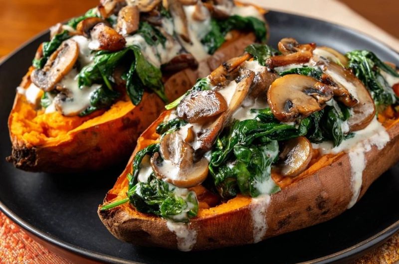 Cremig gefüllte Süßkartoffeln mit Spinat & Pilzen