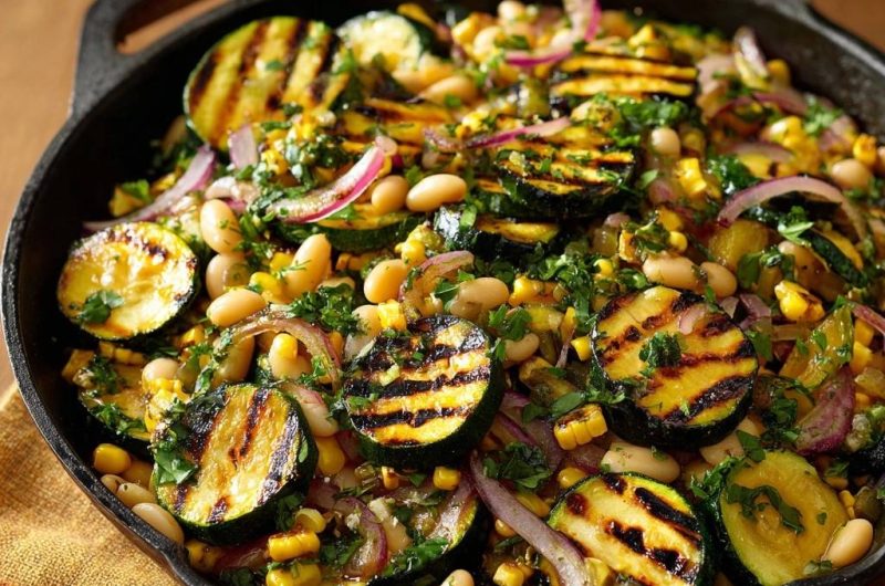 Gegrillte Zucchini mit Bohnen, Mais & Kräutern