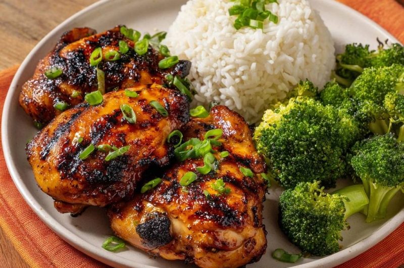 Glasierte Hähnchenschenkel mit Brokkoli und Reis