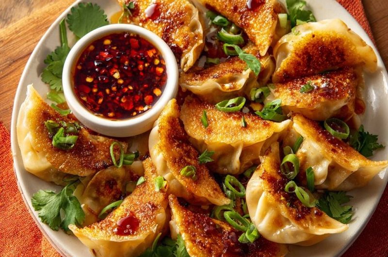 Goldbraune Gyoza mit Chili-Dip