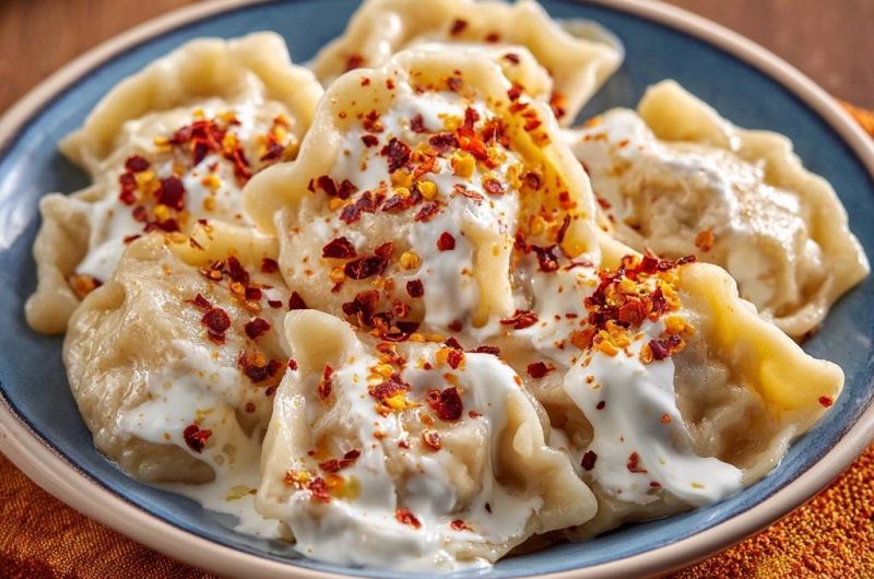 Hausgemachte Teigtaschen mit Joghurt-Chili-Topping