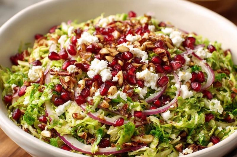 Knackiger Rosenkohl-Salat mit Granatapfel, Feta und Mandeln (Nie wieder zäher Rosenkohl!)