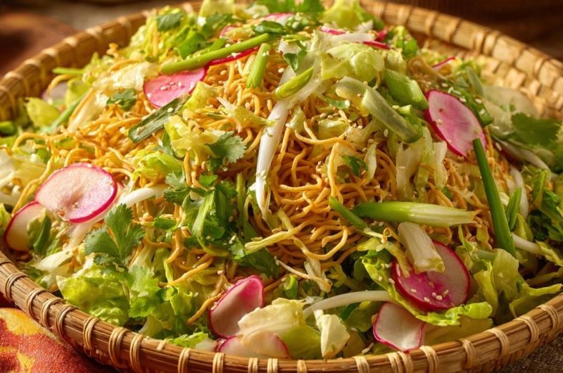 Knuspriger Asia-Nudelsalat