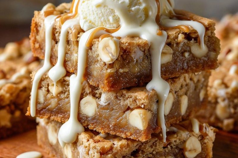 Macadamia-Blondies mit Vanilleeis und Karamell