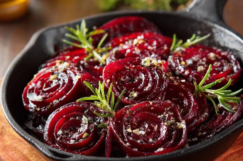 Pfannen-Rote-Bete-Rosetten mit Knoblauch-Rosmarin