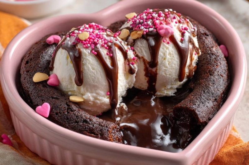Schokoladen-Lava-Kuchen mit Vanilleeis