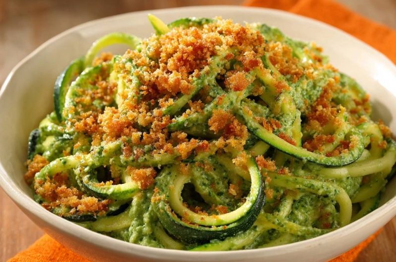Cremige Zucchini-Linguine mit Knusper-Topping