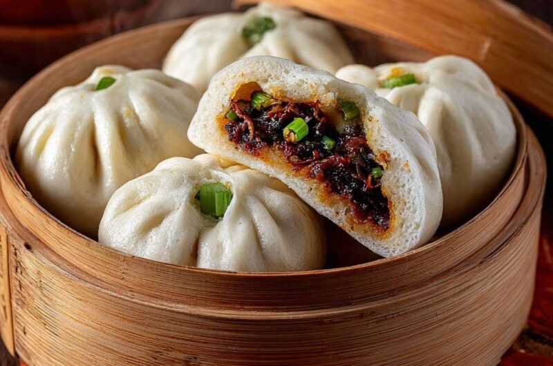 Gedämpfte Bao Buns mit würziger Rindfleischfüllung