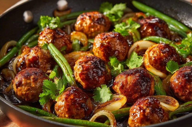 Glasierte Rindfleisch-Bällchen mit grünen Bohnen