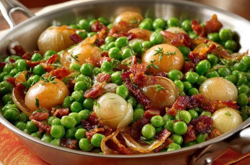 Herzhafte Erbsen-Pfanne mit Perlzwiebeln