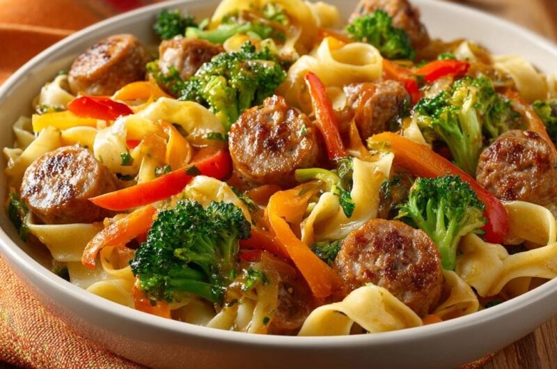 Herzhafte Pasta-Pfanne mit Bratwurst und Brokkoli