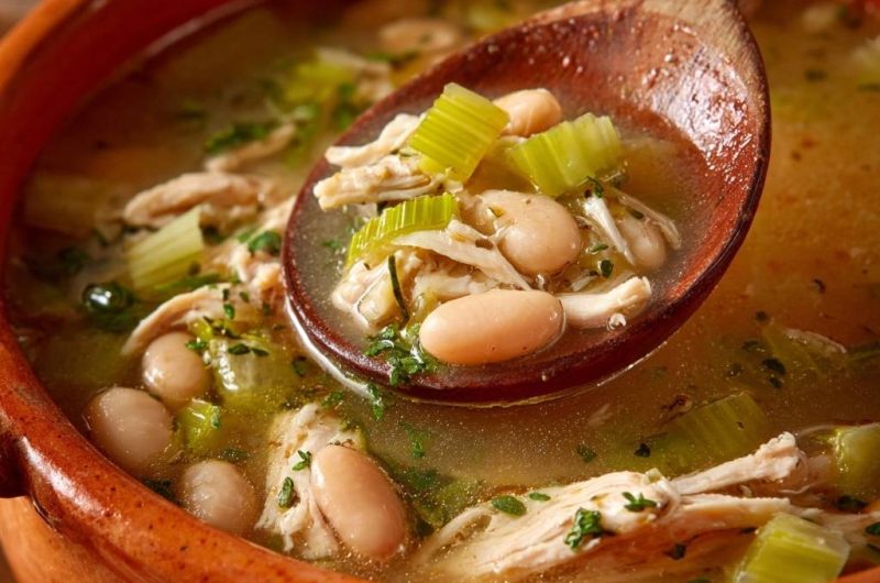 Herzhafter Hähnchen-Bohnen-Eintopf