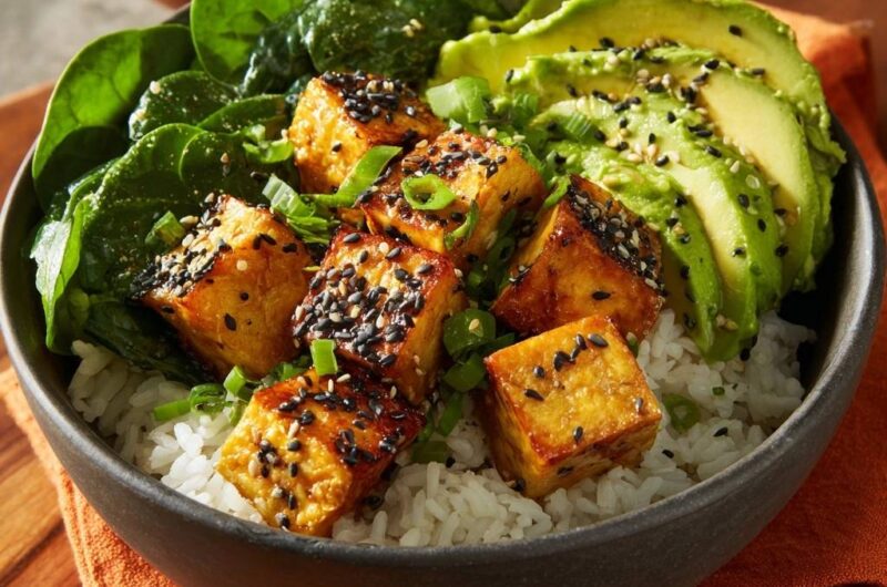 Knusprige Tofu-Bowl mit Avocado