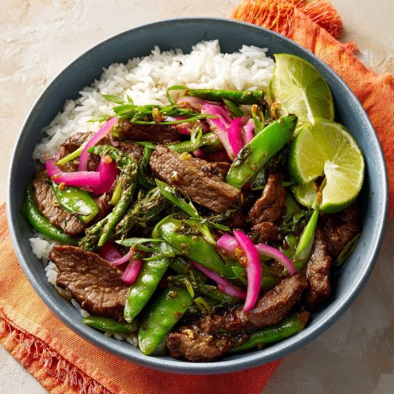 Rindfleisch-Pfanne mit Zuckerschoten und grünem Spargel