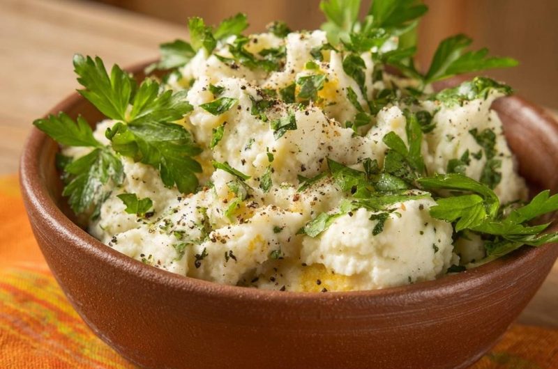 Rustikaler Kartoffelstampf mit frischen Kräutern