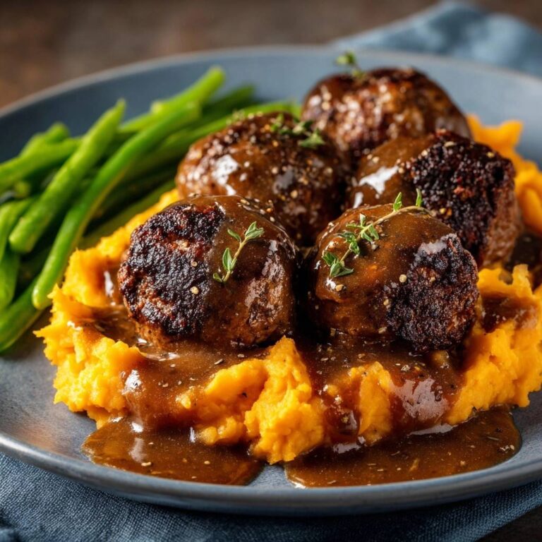 Saftige Rinder-Hackbällchen auf Süßkartoffelpüree