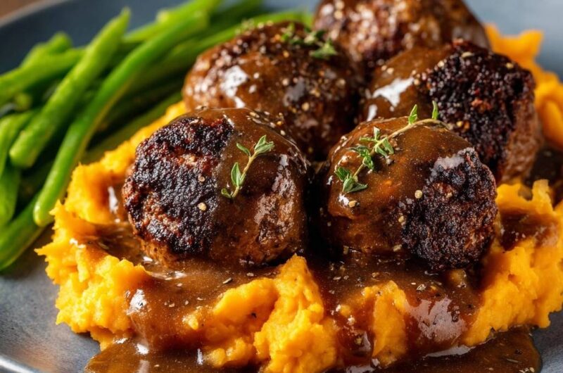 Saftige Rinder-Hackbällchen auf Süßkartoffelpüree