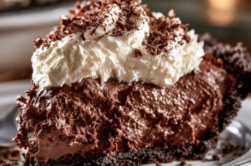 Cremige Schokoladen-Mousse-Torte mit knusprigem Boden