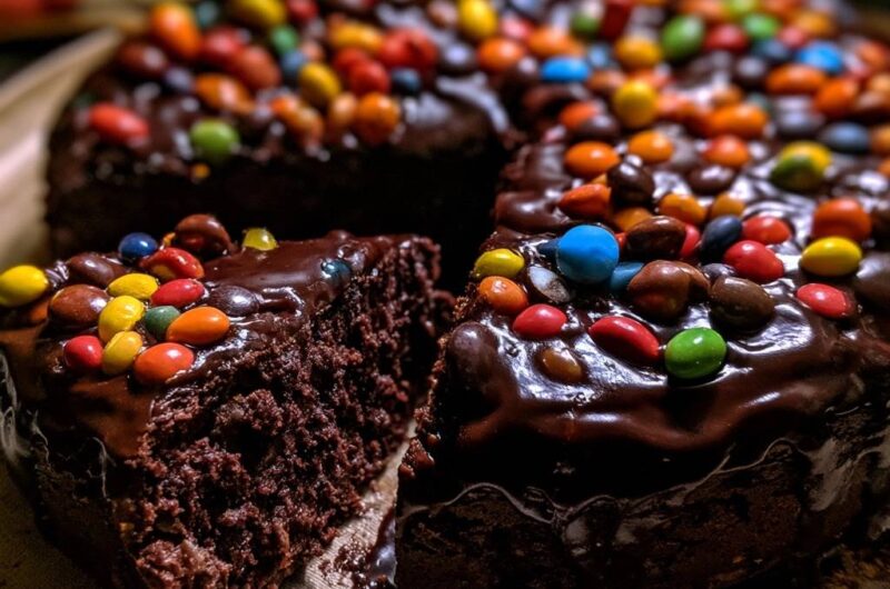 Saftiger Schokoladenkuchen mit bunten Linsen