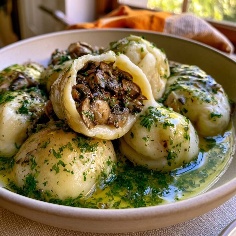 Pilzgefüllte Kartoffelklöße mit Petersilienbutter